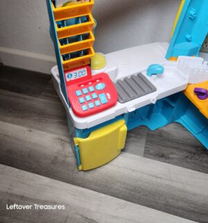 y32- Fisher-Price Laugh & Learn Servin' Up Fun Food Truck activity center - Image 2