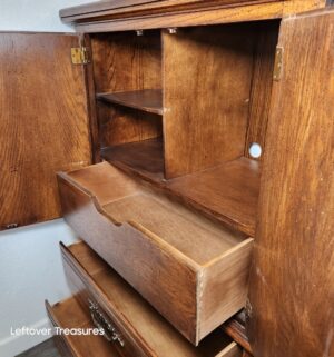y33- Dresser Armoire. Great Condition - Image 3