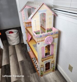 y34- KidKraft Annabelle wooden dollhouse featuring a working elevator - Image 2