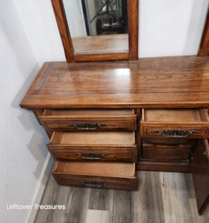 y36- 9 Drawer Dresser w/ 2 Mirros. Good Condition - Image 2