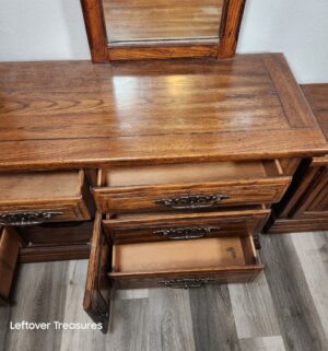 y36- 9 Drawer Dresser w/ 2 Mirros. Good Condition - Image 3