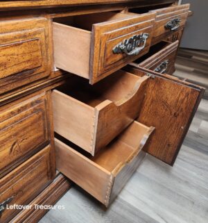 y36- 9 Drawer Dresser w/ 2 Mirros. Good Condition - Image 5