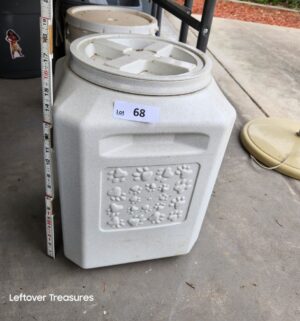 y68- Pet food storage - Image 1