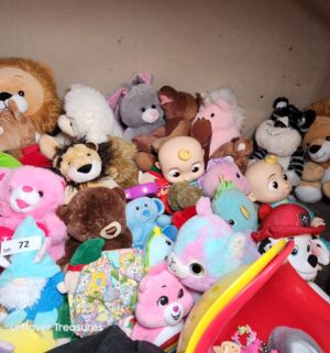 y72- Large collection of plush toys - Image 2