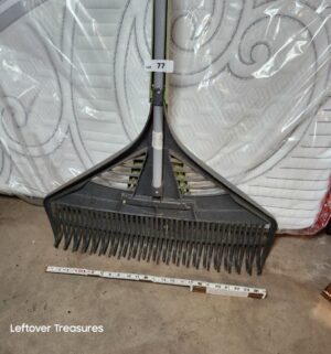 y77- Suncast 26-inch poly leaf rake featuring a detachable hand rake - Image 1