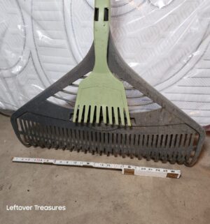 y77- Suncast 26-inch poly leaf rake featuring a detachable hand rake - Image 2