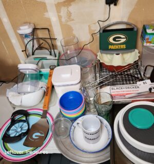 y81- misc kitchen items - Image 1