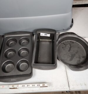 y84- newer wilton bakeware - Image 2