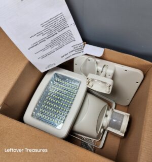 y107- Sunforce 100 LED Solar Motion Light - Image 2