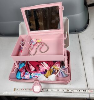 y122- Kids makeup box w/ accessories - Image 2
