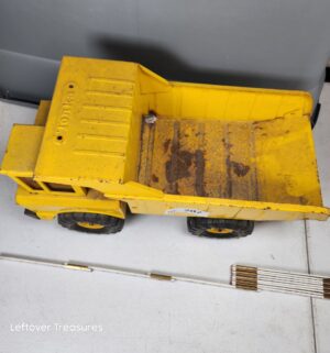 y207- 1970s Mighty Tonka Dump Truck. Appears to be a No. 3900 - Image 2