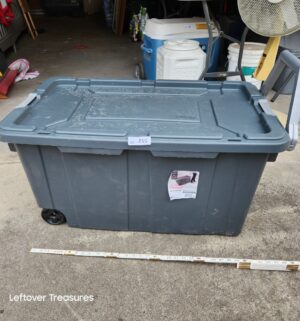 y216- Sterilite Industrial 40 Gal Rolling Storage w/ handle - Image 1