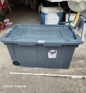 y217- Sterilite Industrial 40 Gal Rolling Storage w/ handle - Image 1