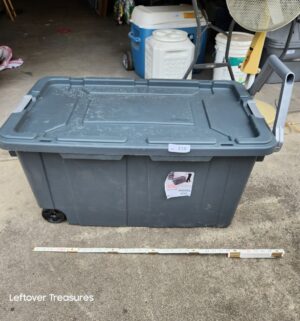 y218- Sterilite Industrial 40 Gal Rolling Storage w/ handle - Image 1