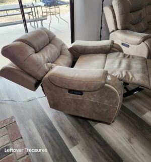 y234- Awesome 2020 Power Recliner. Excellent Condition. Slide Out Cup Holders, USB Port. Sold at MOR, Ashley Furn. - Image 3