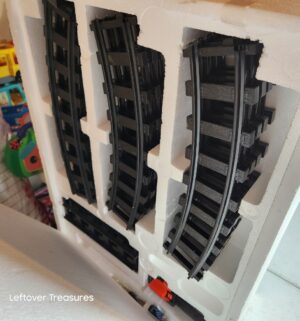 y247- Lionel G-Gauge The Polar Express Battery-Powered Train Set - Image 4