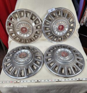b51- 1968 Ford Mustang deluxe hubcaps