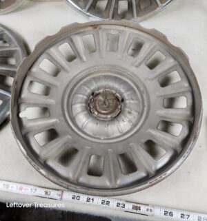 b51- 1968 Ford Mustang deluxe hubcaps - Image 3