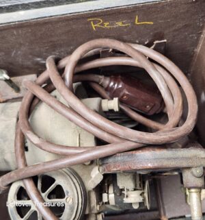b57- Bell & Howell Filmo 8 Model 122-A 8mm film projector - Image 4
