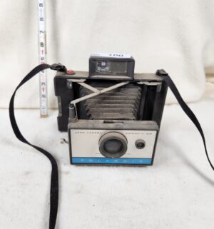 b100- Polaroid Automatic 210 Land Camera