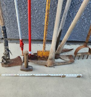 y13- various yard tools
