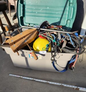 y16- large tote w/ lid full of tools, straps