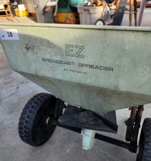 y18- EZ Broadcast Spreader - Image 3