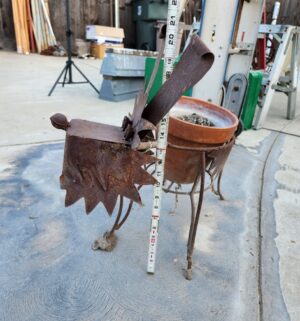 y51- rusty metal dog plant holder - Image 2