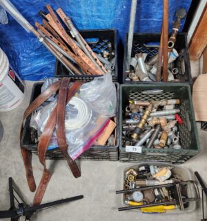 y73- threaded pipe, brass, copper items - Image 1