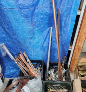 y73- threaded pipe, brass, copper items - Image 2