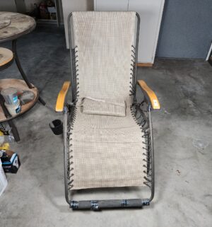 y82- foldup lounge chair. Needs repair - Image 1