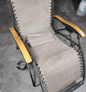 y82- foldup lounge chair. Needs repair - Image 2
