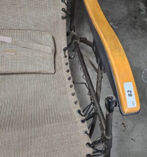 y82- foldup lounge chair. Needs repair - Image 3