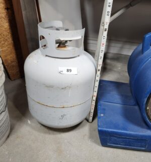 y89- sm propane tank. No fuel - Image 1