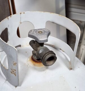 y89- sm propane tank. No fuel - Image 2
