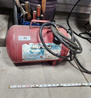 y95- 300psi air tank w/ hose - Image 1