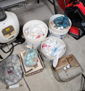 y97- 3 buckets of golf balls, boxes, bag included - Image 1