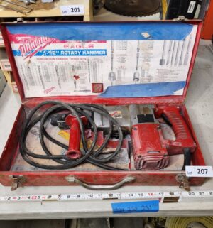y207- milwaukee 1 1/2in rotary hammer - Image 1