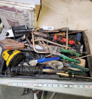 y224- tray of tools - Image 1