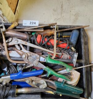 y224- tray of tools - Image 3