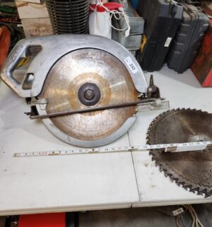 y242- Makita 415mm Circular Saw. Model 5402 w/ extra blades. Tested/works - Image 1