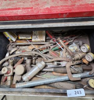 y243- contents of the tool box - Image 1