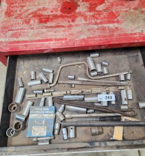 y243- contents of the tool box - Image 2