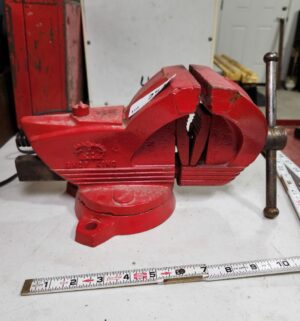 y254- Red Shop King Vise - Image 1