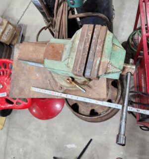 y276- Green 150 Machinist bench vise w/ custom stand - Image 3