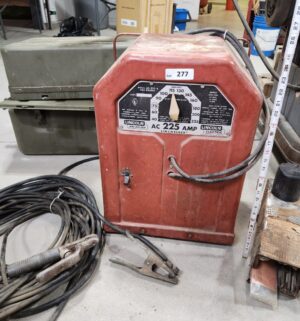 y277- Lincoln Arc Welder 225 Amp. Powers on. Includes all supplies - Image 1