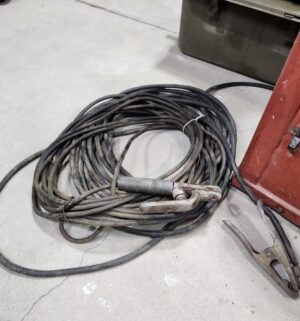 y277- Lincoln Arc Welder 225 Amp. Powers on. Includes all supplies - Image 2