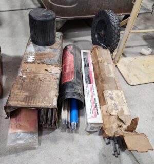 y277- Lincoln Arc Welder 225 Amp. Powers on. Includes all supplies - Image 3