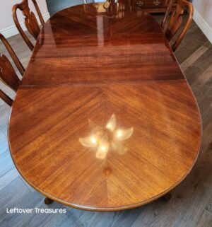 y288- Stunning 6 Chair Dining Table. Amazing Condition - Image 3