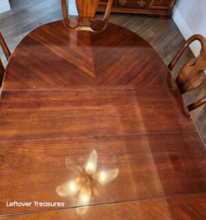 y288- Stunning 6 Chair Dining Table. Amazing Condition - Image 4